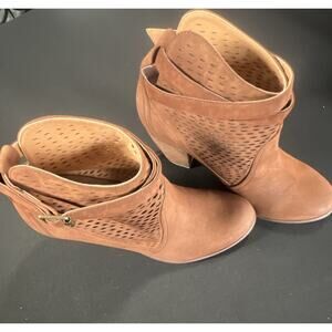 NOT RATED WOMEN'S TAN PERFORATED BUCKLE ANKLE BOOTIE MAN MADE US 9